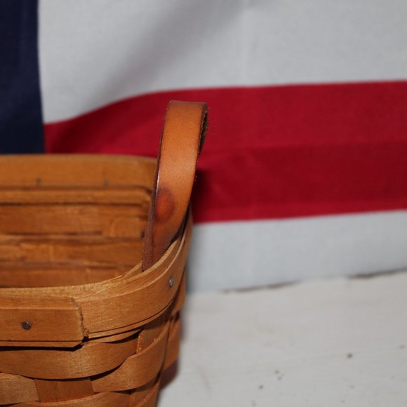 Longaberger 7 in Leather Handled Basket with Plastic Tray Insert - Picture 7 of 7